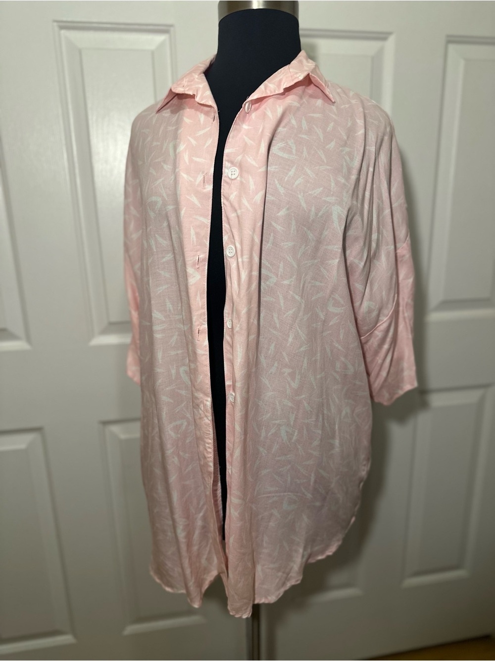 Vintage JP collection Light Pink Button-Up Shirt with Subtle White Pattern 22/24